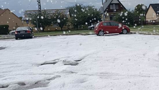 Lodowe zaspy powstały nagle. Grad zasypał drogi, posesje i uprawy. Zamiast lata środek białej zimy