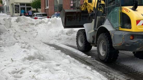 Pługi śnieżne w sierpniu wyjechały na drogi. Lodowe zaspy pokryły miasto. Lato przypomniało zimę