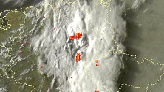 Noc przyniesie burze w Polsce. Zakłócą sen w kilku regionach. Ulewny deszcz i grad z silnym wiatrem na chłodnym froncie
