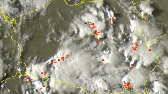 Nawałnice przechodzą przez Polskę. Wichury, gradobicia i ulewy w wielu regionach. Nocą nadal burzowo