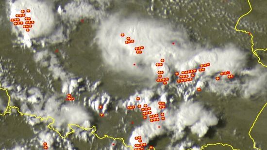 Nieprzejezdne drogi i zalane budynki. Gwałtowne burze przechodzą przez Polskę. Noc będzie niespokojna