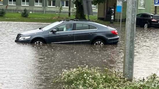 W dwie godziny spadło 70 litrów wody. Oberwanie chmury przynosi powodź błyskawiczną. Drogi zmieniły się w rzeki