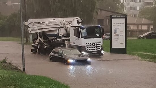 Ulewa w dwie godziny zmieniła się w powódź. Spadło 50 litrów wody. Żywioł zaskoczył kierowców na drogach