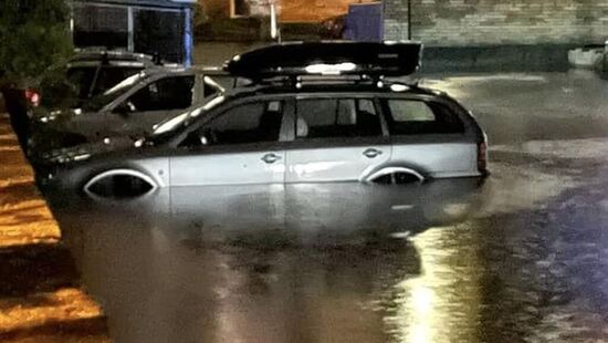 Wiele dróg i budynków w wodzie. Ulewa w godzinę zalała miasto. Powódź błyskawiczna zaskoczyła kierowców