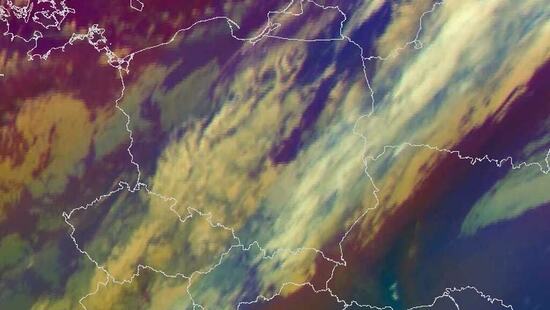 Chłodny front przechodzi przez Polskę. Grzmi, leje i szybko spada temperatura. Wiatr przekroczył 100 km/h