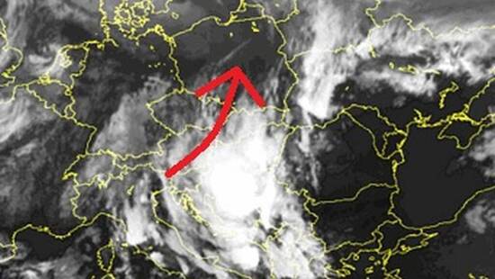 Noc przyniesie załamanie pogody. Nadciągają ulewy i burze do Polski. Płytki niż wkroczy z południa