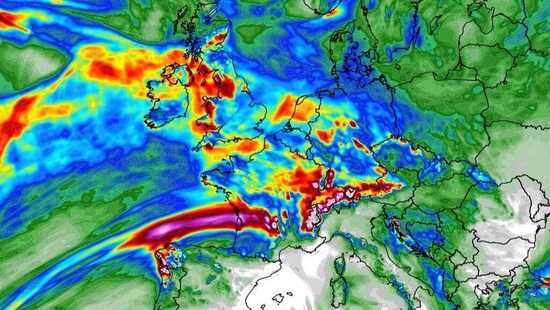 Będą śnieżyce, ulewy i roztopy. Załamanie pogody nadciąga do Polski. Temperatury pójdą w górę