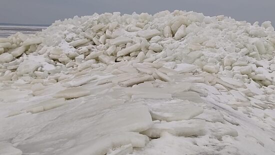 Lodowe tsunami wdziera się na ląd. Powstały kilkumetrowe ściany lodu. Ten fenomen jest niezwykle rzadki w Polsce