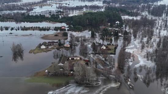 Woda zalewa drogi i domy. Powódź załamuje ludzi. Roztopy powodują zator lodowy na rzece Bug