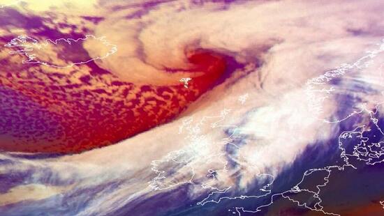 Huraganowy wiatr uderzył w Europie. Zmierzono do 250 km/h. Zerwane dachy i tysiące ludzi bez prądu