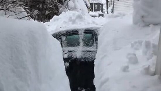 Śnieżyca zasypała domy po dachy. Ludzie kopali tunele aby wyjść. Śnieg wdarł się przez okna