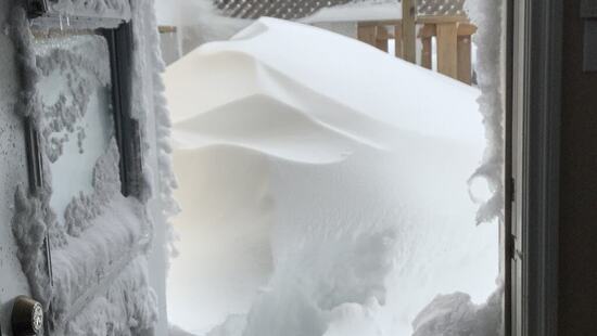 Śnieżyca zasypała tysiące domów. Zamknięto szkoły i drogi. Spadło ponad pół metra śniegu