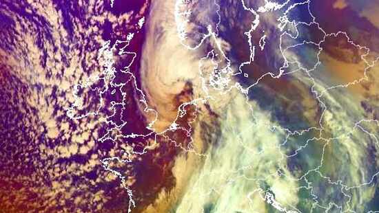 Orkan Louis uderza w Europę. Wichury niosą huraganowy wiatr i burze. Silnie wieje również w Polsce