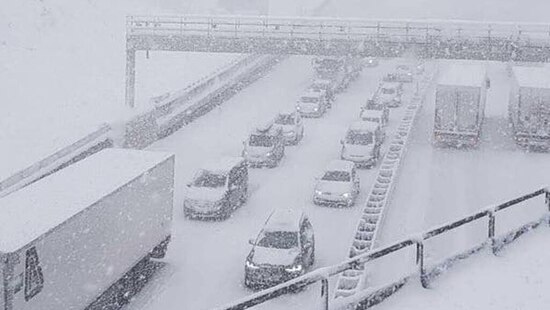 Śnieżyce zasypały autostrady. Zima zaskoczyła setki kierowców. W nocy chwyci mróz poniżej -20 stopni