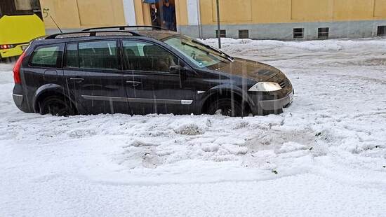 Nagle biało jak w zimie. Powstały lodowe zaspy. Oberwanie chmury zalało drogi w mieście