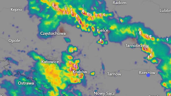 Gwałtowne burze przechodzą przez Polskę. Niosą ulewy i grad. W tych regionach są nawałnice