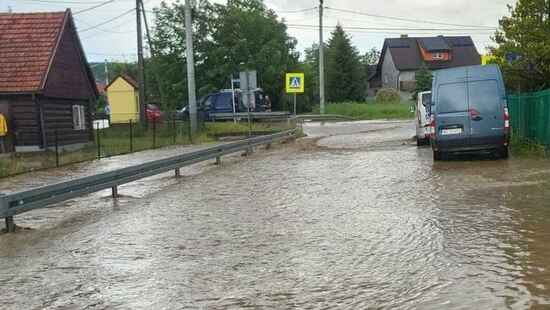 Gwałtowne burze załamały pogodę. Ulewy zalewają drogi. Nawałnice suną przez Polskę