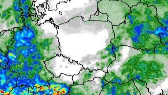 Mapa opadów pokazuje białą plamę. Front przetnie wyż w tym dniu. Wiemy, kiedy wrócą burze i ulewy