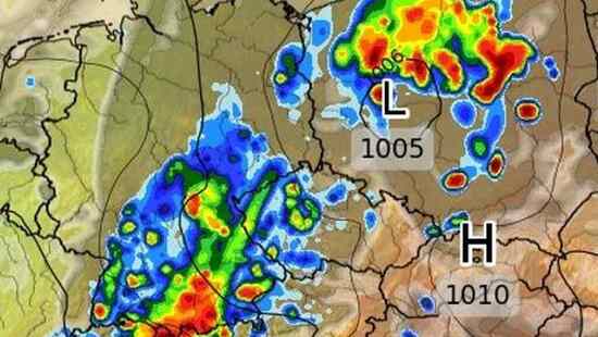Długi weekend sierpnia przyniesie zmiany. Wrócą ulewy i burze. W prognozach przejście niżu