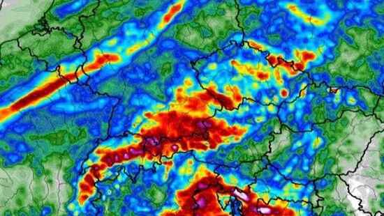 Nagłe oberwanie chmury zaleje domy. Po upale spadnie 100 litrów wody. Będą powodzie błyskawiczne