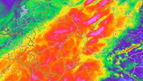 Wichury zerwą dachy. Wiatr sięgnie 130 km/h. Cyklon z burzami połamie drzewa i zatarasuje drogi