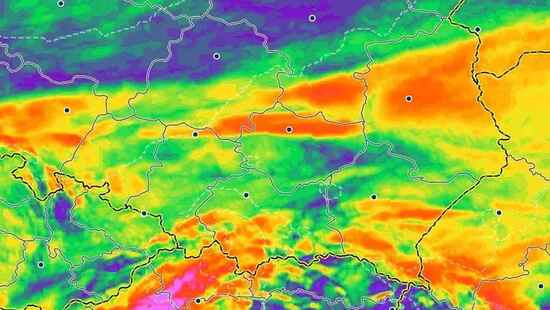 Noc przerwą burze. Będą ulewy z gradem i wichurami. Błyskawice zakłócą sen w tych regionach