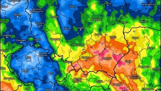 Alert meteo: miejscami spadnie 100 litrów wody, możliwe podtopienia na południowym-wschodzie Polski